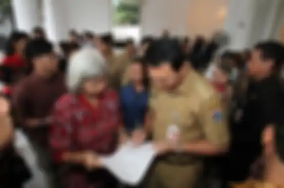 Ahok memberikan pelayanan untuk warga DKI Jakarta.