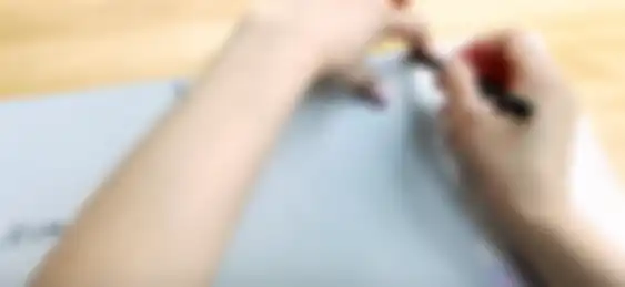 DIY masker kain: jiplak pola ke bahan katun yang kita gunakan