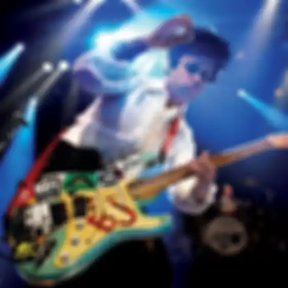 Billie Joe Armstrong dengan gitar Fernandes Stratocaster.