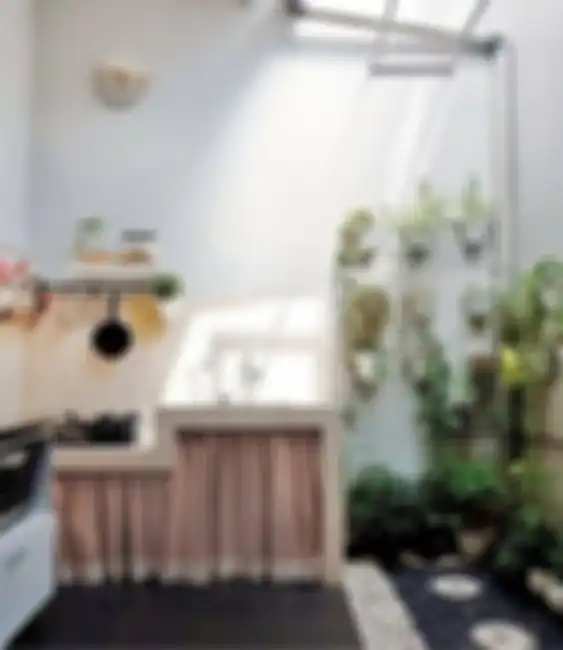 Foto desain dapur mungil tampak semakin segar. Ternyata 7 tamana hias ini jadi solusi. Masalah area masak pun teratasi. 