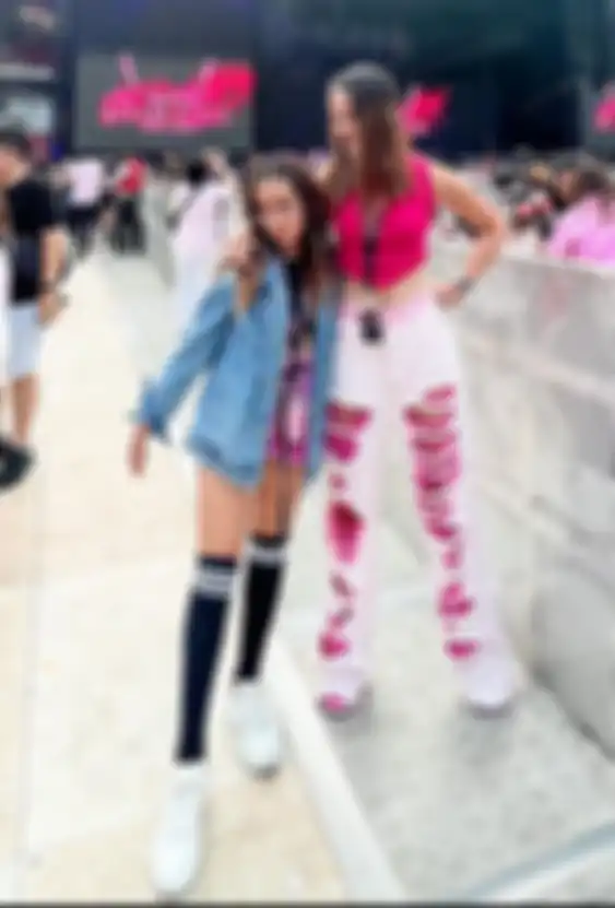 Penampilan Nia Ramadhani dan Mikhayla saat nonton konser BLACKPINK