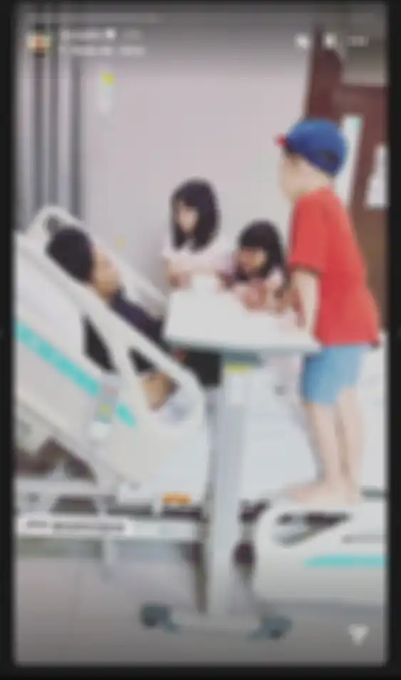 Unggahan Desta yang memperlihatkan momen ketiga anaknya sedang menjenguk