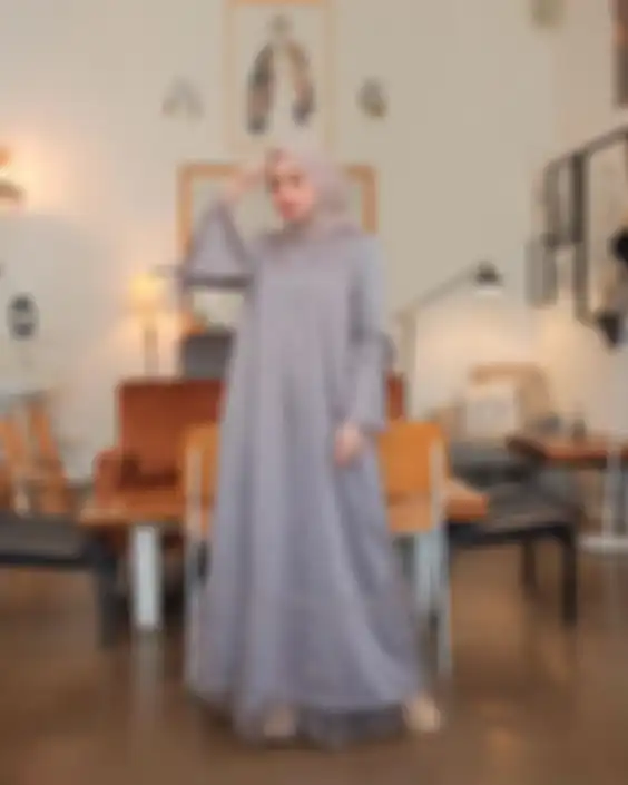 Dress hijab abu-abu buat lebaran 2022