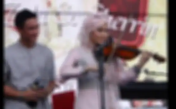 Sherrin Tharia istri Zumi Zola menunjukkan kepiawaiannya memainkan biola di hadapan ribuna warga Tanjabtim Jambi yang menyambutnya. 