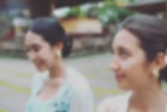 Happy Salma dan adik iparnya, Tjokorda Maya Kerthyasa.