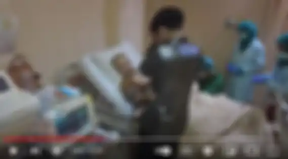 Onyo datangi ayahnya yang terbaring di rumah sakit.