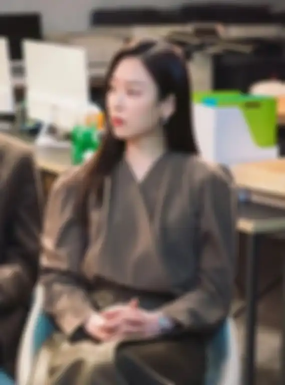 Karakter perempuan Oh Su Jae dalam drama Korea Why Her kenakan outfit monochrome.