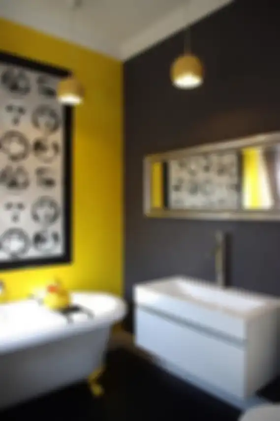Desain kamar mandi sempit tampak lapang jika dilapisi warna cat ini. Lihat saja 7 foto aplikasinya. Kasih tahu istri di rumah ya. 