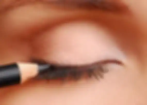 memakai eyeliner dari ujung mata