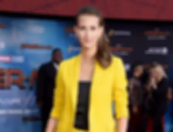 Jeanne datang ke premier film Jake