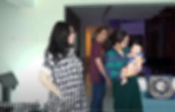 Mayangsari gendong putra bungsu Andhika Pratama dan Ussy Sulistiawaty