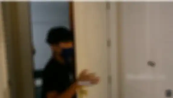 Betrand Peto berkeliling di apartemennya