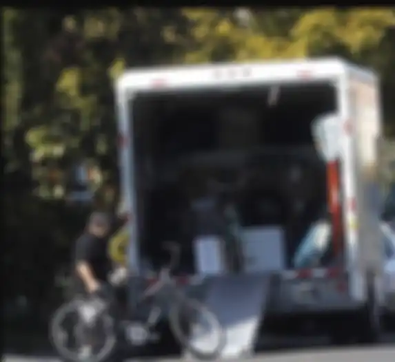 Sebuah mobil van terlihat terparkir di depan rumah Selena Gomez, Los Angeles mengangkut barang mantan.