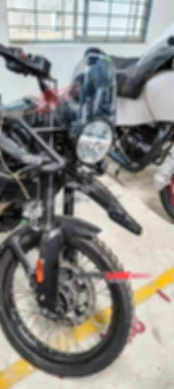 Bagian headlamp Royal Enfield Himalayan 450 sudah mengadopsi lampu LED.
