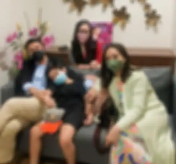 Potret Raffi Ahmad dan Nagita Slavina beserta putra semata wayangnya, Rafathar Malik Ahmad mengunjungi dokter. 