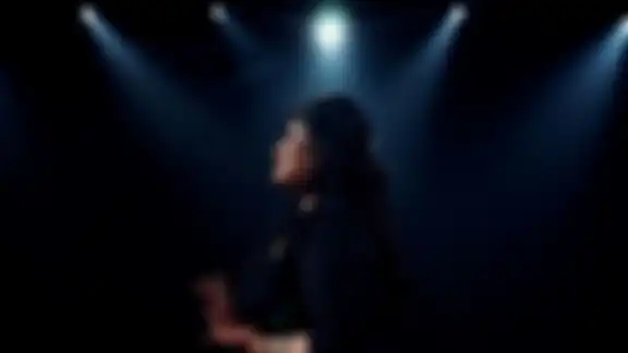 Nania Yusuf penyanyi jebolan Indonesian Idol memutuskan kembali masuk islam gegara takut dijemput ajal. Foto tatonya jadi sorotan.