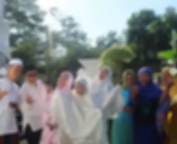 Keseruan lebaran Prilly Latuconsina bareng keluarga dan ART 