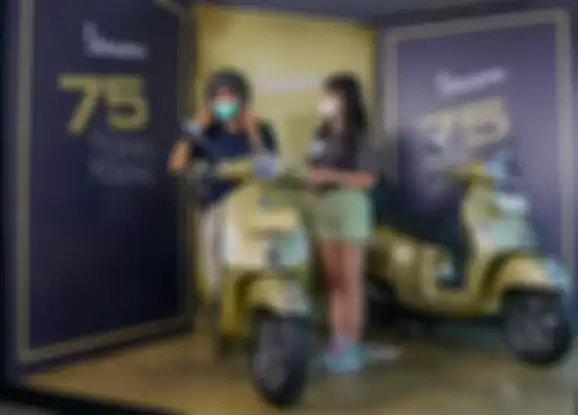 Bikers bisa ikut merayakan ulang tahun Vespa ke-75 dengan melihat penawaran dari Vespa 75th Anniversary.