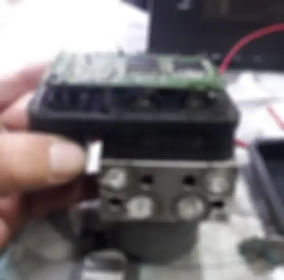 Papan PCB di dalam modul ABS bisa korslet jika kemasukan air