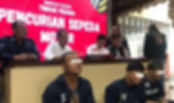 Rifai (duduk paling kiri) pimpinan komplotan maling motor asal Demak yang telah mencuri enam motor di lokasi berbeda saat konferensi pers di Mapolrestabes Semarang, Senin (15/1/2024). 