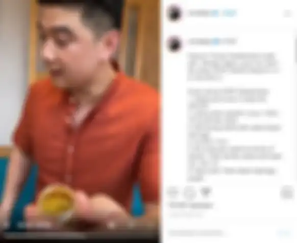 Chef Arnold saat memperlihatkan emas yang akan dimasukkan ke dalam olahan popcornnya 
