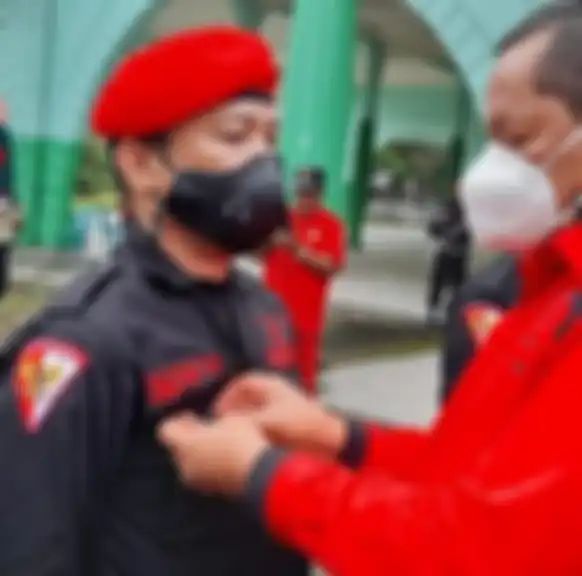 Foto tampang satgas PDIP itu sudah terbesar luas di media sosial. Akun sosial media pemilik perusahaan mentereng ini juga sudah diketahui.
