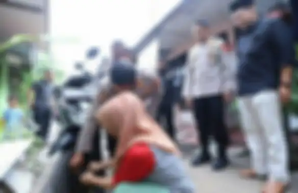 Kepolisian Sektor Mampang Prapatan Polres Metro Jakarta dan jajaran kasih edukasi agar motor warga tak dicuri maling motor, yaitu pakai kunci tambahan.