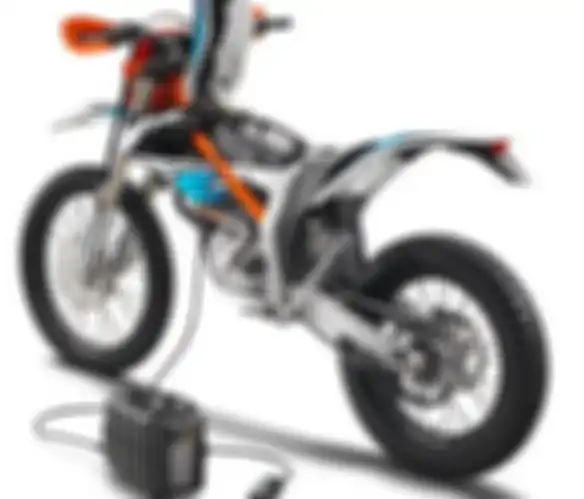 Ilustrasi KTM Freeride EX-C sedang dicharge baterainya.