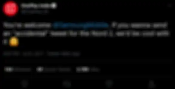 Cuitan akun Twitter OnePlus India bernada guyonan guna menanggapi munculnya iklan Samsung di postingan mereka 