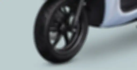 Ukuran roda Yamaha Grand Filano lebih besar dan lebar dibanding Vespa LX 125.