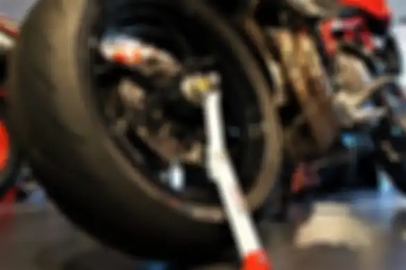 SnapJack SS ketika terpasang di motor mono arm.