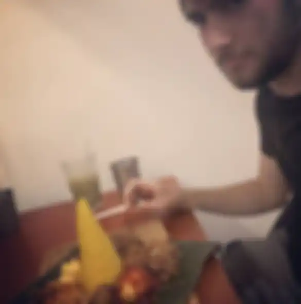 Tunangan Stephanie makan tumpeng