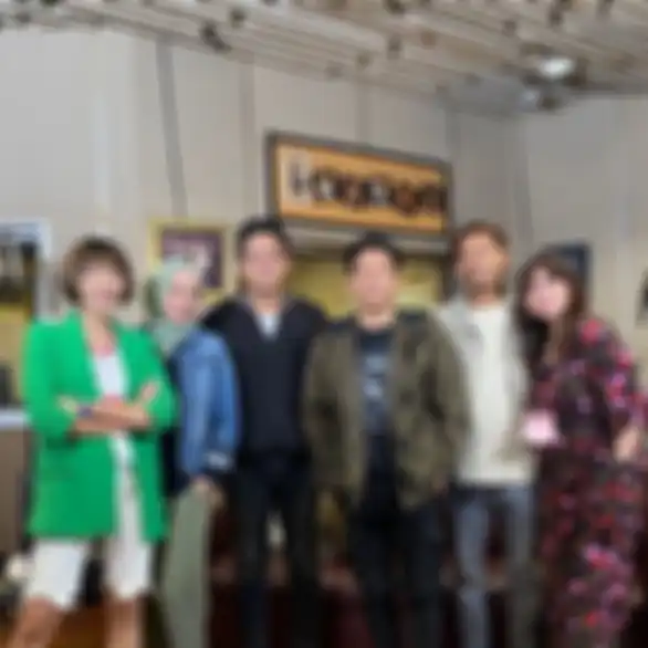 Ketika konten selesai, foto Ariel Noah bersanding Dina Lorenza tersebar luas di media sosial. Foto inilah yang dibilang serasi.