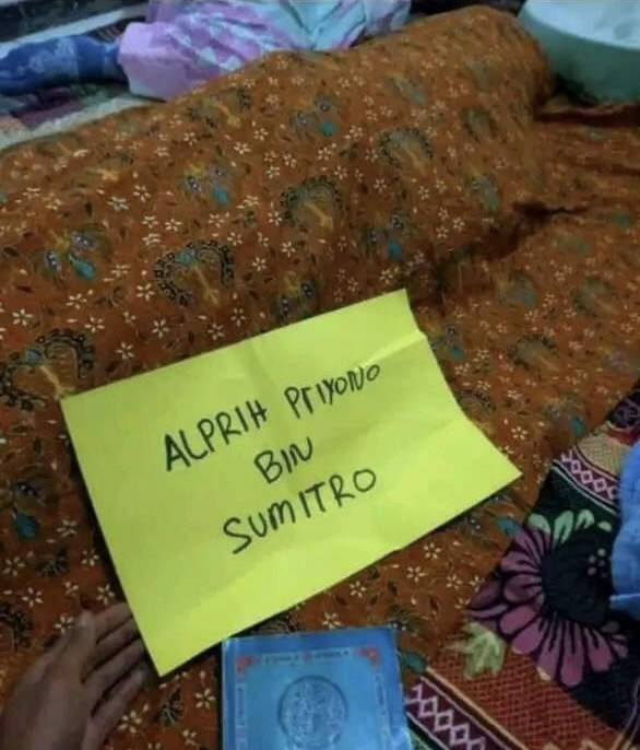 Kronologi tewasnya Alprih Priyono pawang ular yang digigit king cobra tak diungkap. Foto jenazahnya ditangisi. 