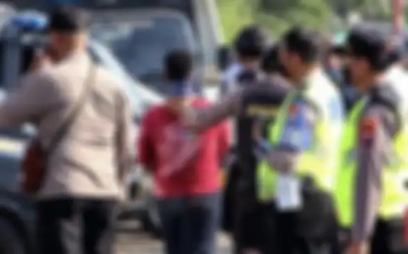 Warga Ponpes Shiddiqiyyah memberi kesaksian saat polisi mau menangkap Bechi. Begini cara polisi interogasi warga.