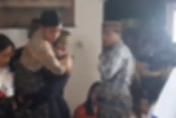 Betrand Peto diserahkan oleh keluarganya pada Ruben Onsu dan Sarwendah