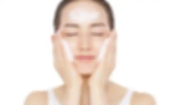Mencuci muka dengan facial foam