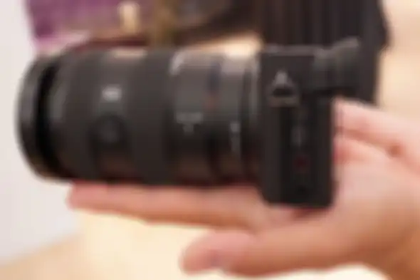 Sony A6600 memiliki port untuk microphone dan headphone