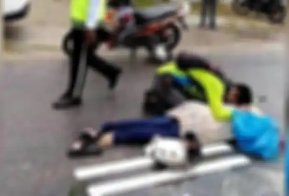 Seorang pria temukan istrinya tergeletaj usai alami kecelakaan di jalan