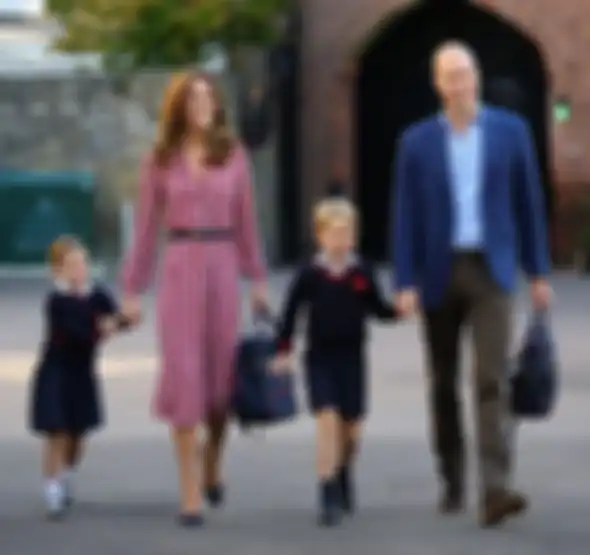 Kate Middleton dan Pangeran William sedang mengantarkan Pangeran George dan Putri Charlotte ke sekolah.
