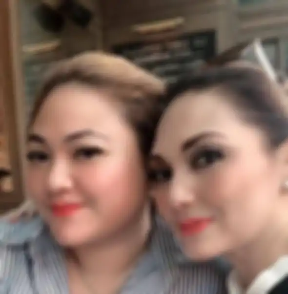 Anak Nia Daniaty Olivia Nathania ternyata belum menghapus foto mantan suaminya. Respons Olivia mendengar korban penipuan meninggal disorot.