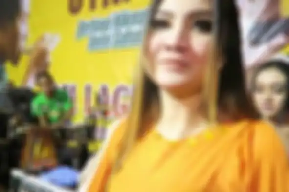 Cak Malik (kiri) saat sepanggung dengan sang istri, Nella Kharisma
