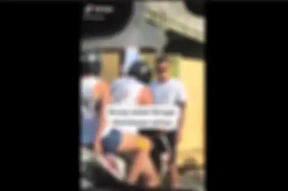 Nicholas Saputra menghadang bule pemotor nakal yang naik ke trotoar