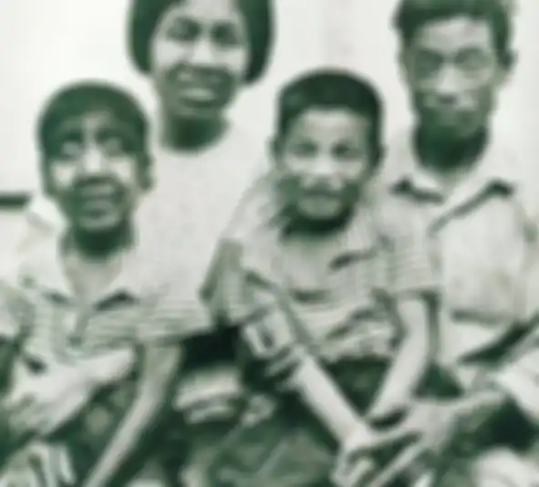 Fotonya bersama dengan orang tuanya pada masa kecil.
