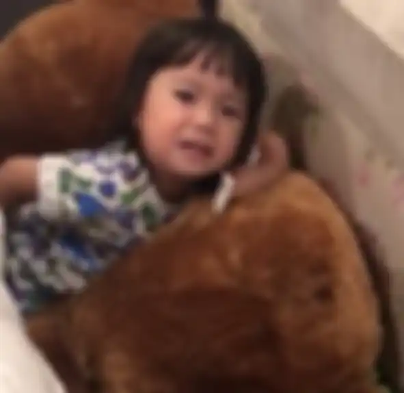 Gempita nangis saat kakinya kejepit kasur.
