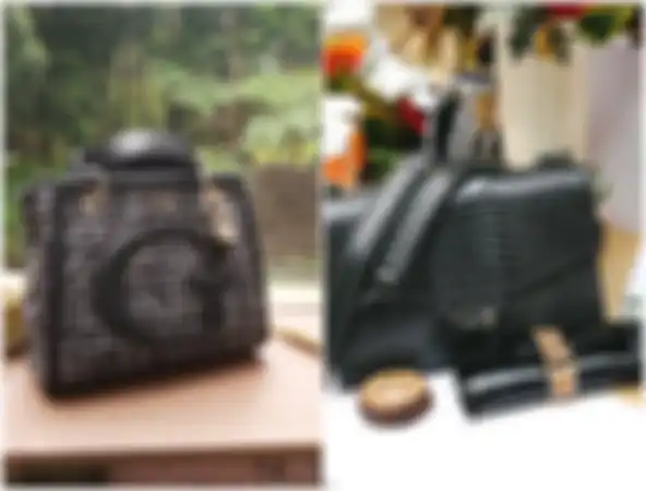 Koleksi tas Guess berbahan tweed (kiri) dan kulit buaya (kanan).