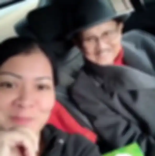 Melanie Subono dalam perjalanan menuju tempat makan siang bersama BJ Habibie 