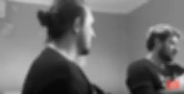 Ammar nampak berlinang air mata saat menggendong anaknya