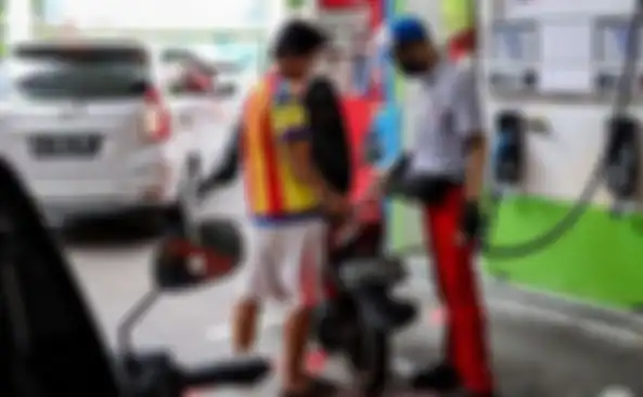 (Ilustrasi) Motor isi Pertalite di SPBU Pertamina.