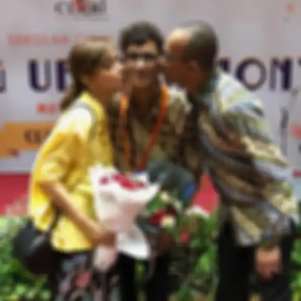 Izzat Assegaf dan ibunya, Najwa Shihab dan ayahnya